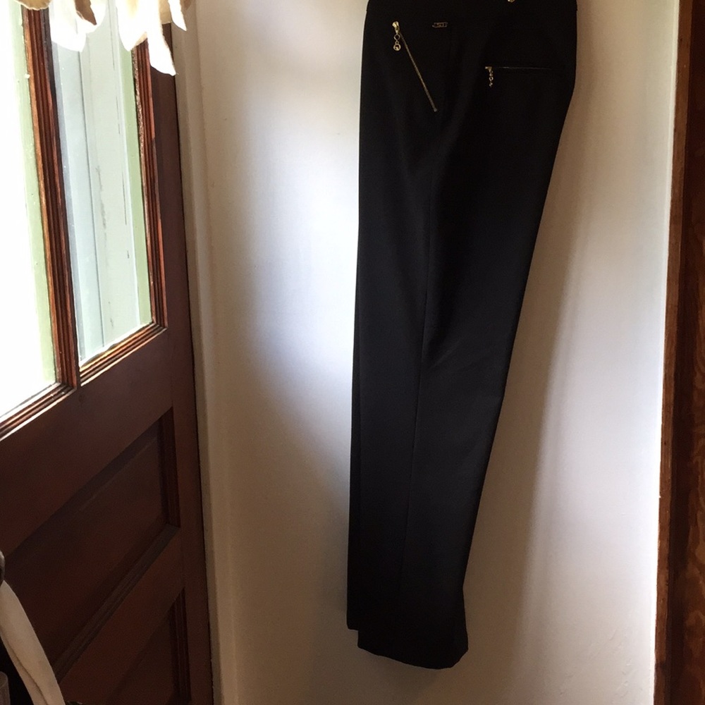 St. John cargo style pant with great zipper accent